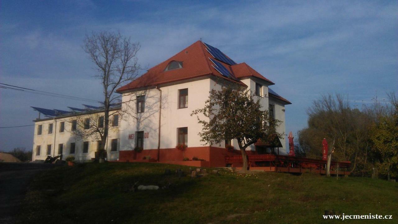 Jeleni Farma Jecmeniste Hotel Vrbovec Exterior photo
