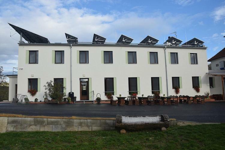 Jeleni Farma Jecmeniste Hotel Vrbovec Exterior photo