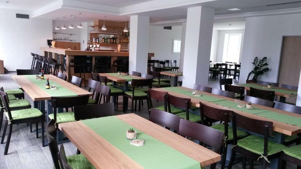 Jeleni Farma Jecmeniste Hotel Vrbovec Exterior photo