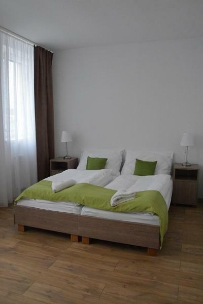 Jeleni Farma Jecmeniste Hotel Vrbovec Exterior photo